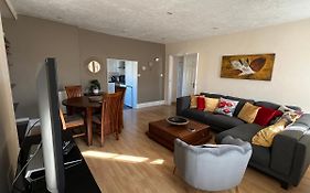 Stay In Yeovil Town Centre, Large 2 Bd Apt With Parking, Sleeps 4