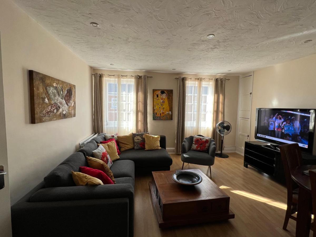 Stay In Yeovil Town Centre, Large 2 Bd Apt With Parking, Sleeps 4 Exterior photo