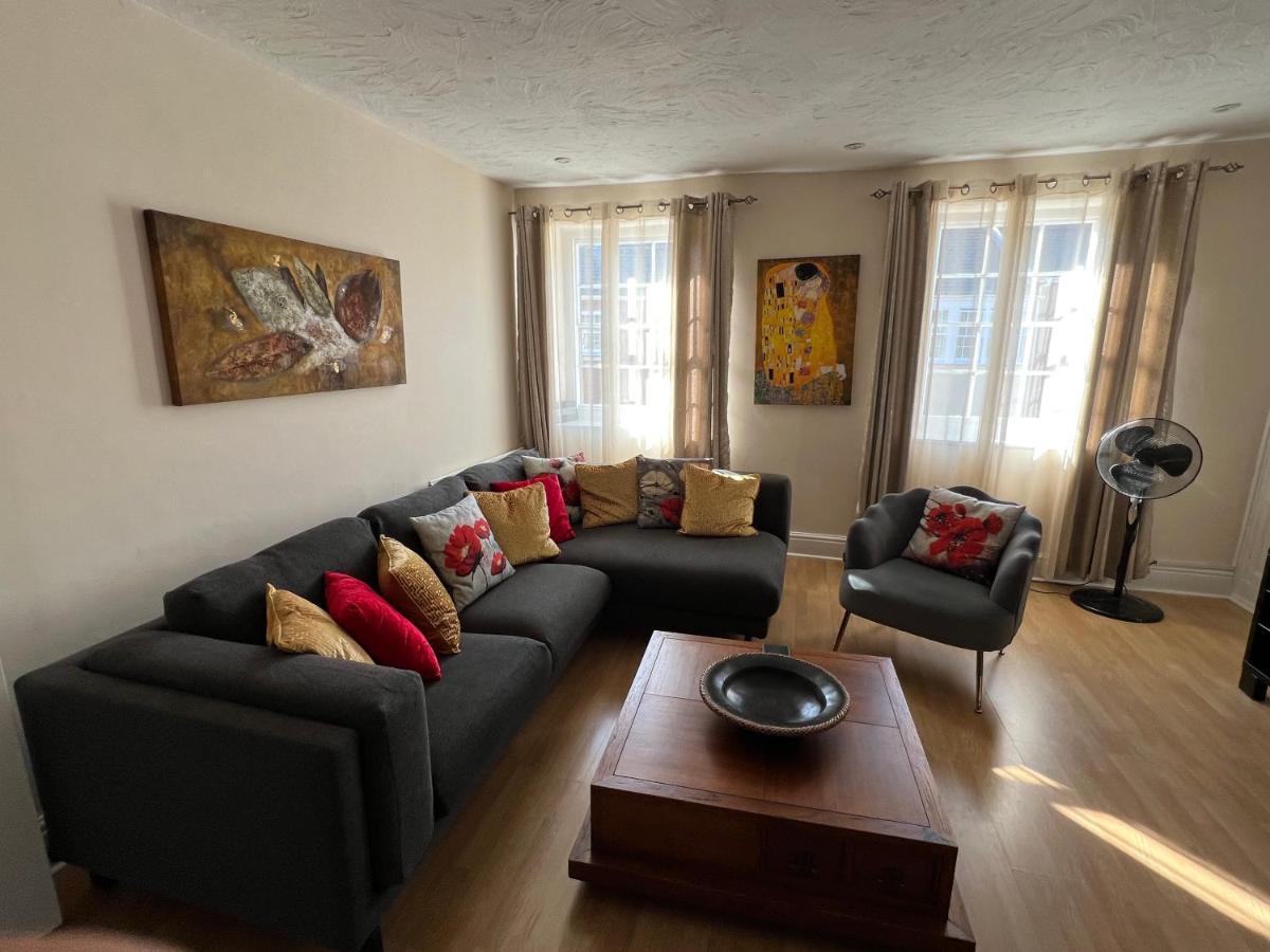 Stay In Yeovil Town Centre, Large 2 Bd Apt With Parking, Sleeps 4 Exterior photo
