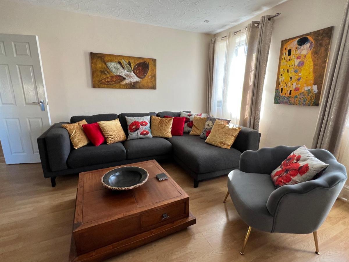 Stay In Yeovil Town Centre, Large 2 Bd Apt With Parking, Sleeps 4 Exterior photo