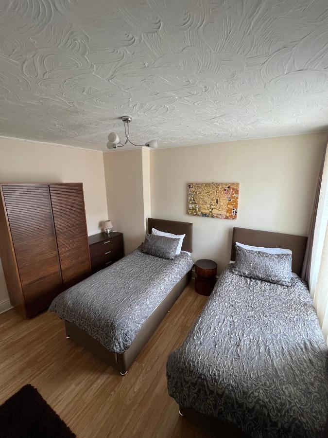 Stay In Yeovil Town Centre, Large 2 Bd Apt With Parking, Sleeps 4 Exterior photo
