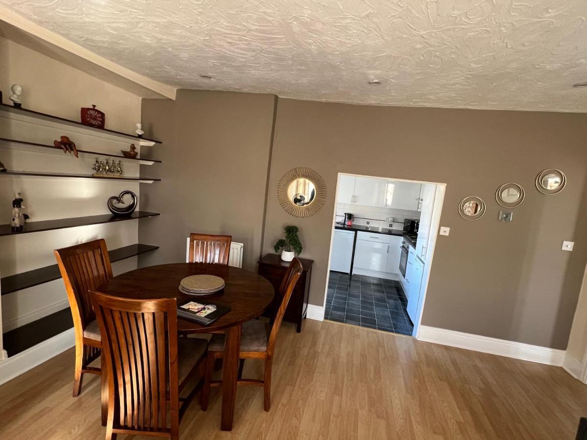 Stay In Yeovil Town Centre, Large 2 Bd Apt With Parking, Sleeps 4 Exterior photo