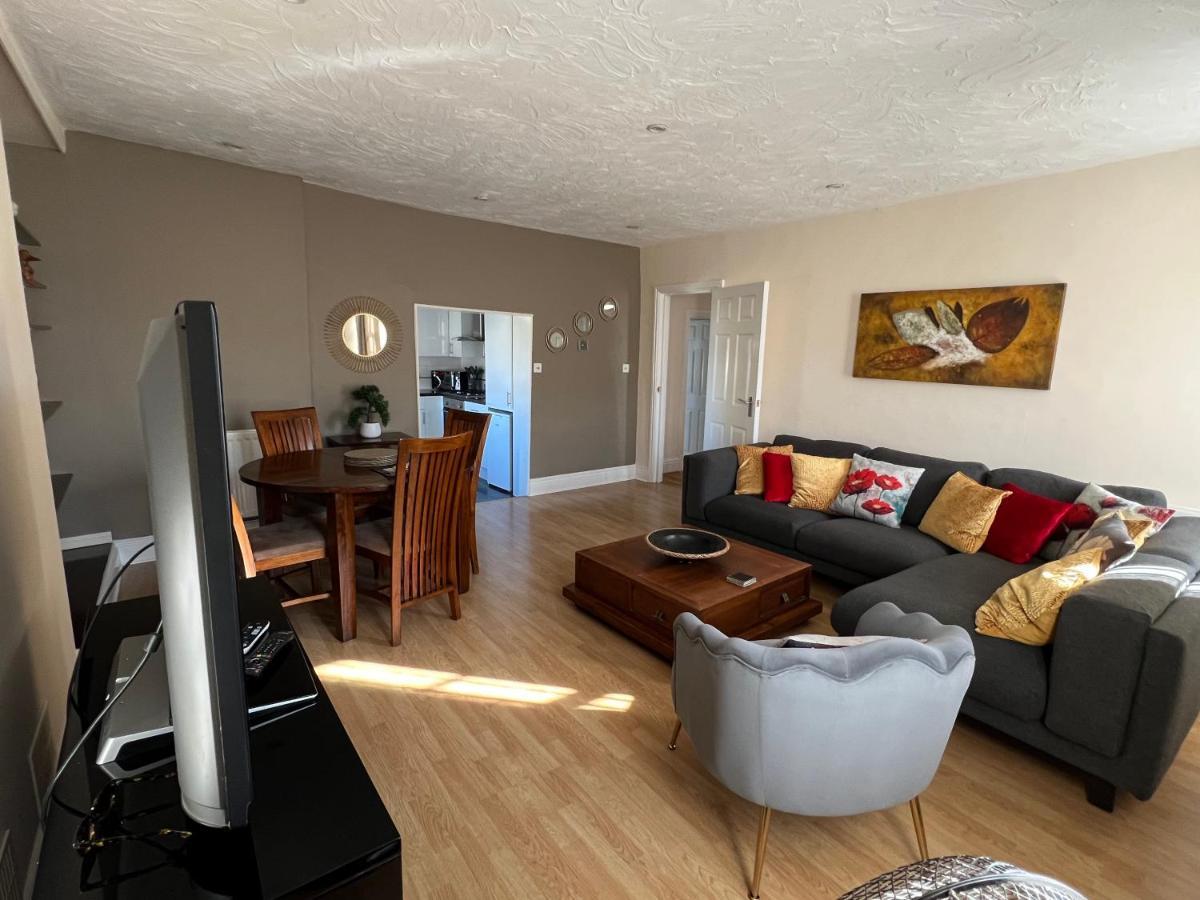 Stay In Yeovil Town Centre, Large 2 Bd Apt With Parking, Sleeps 4 Exterior photo