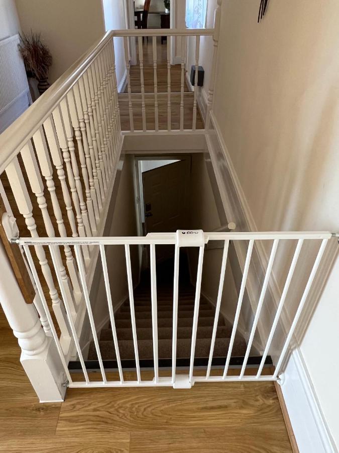 Stay In Yeovil Town Centre, Large 2 Bd Apt With Parking, Sleeps 4 Exterior photo