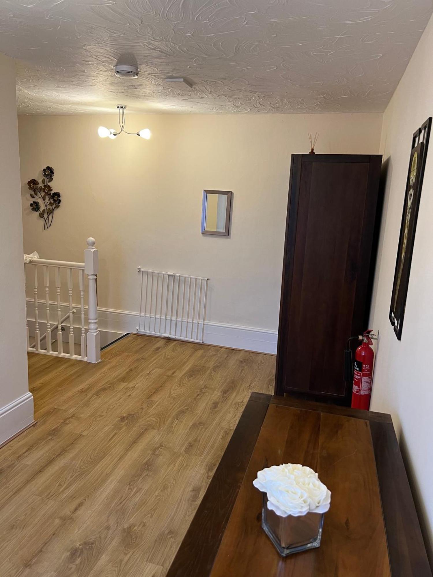 Stay In Yeovil Town Centre, Large 2 Bd Apt With Parking, Sleeps 4 Exterior photo