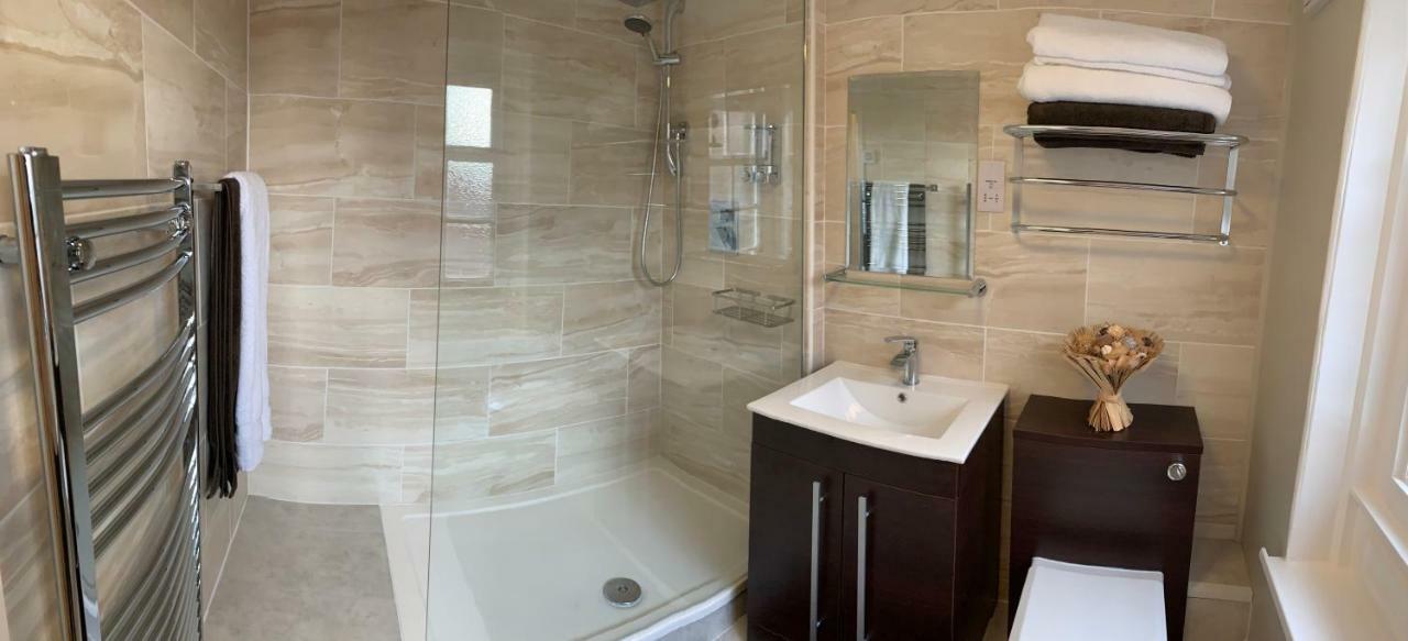 Stay In Yeovil Town Centre, Large 2 Bd Apt With Parking, Sleeps 4 Exterior photo