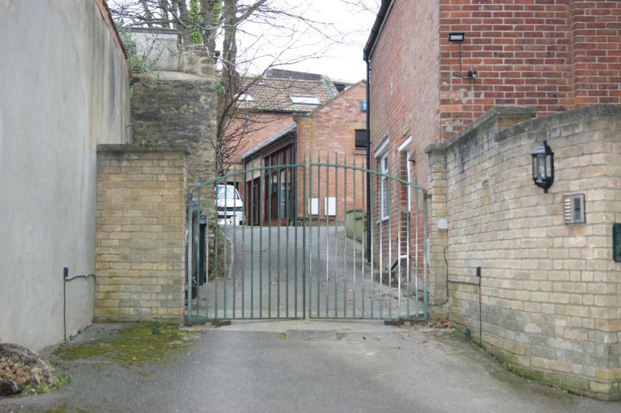 Stay In Yeovil Town Centre, Large 2 Bd Apt With Parking, Sleeps 4 Exterior photo